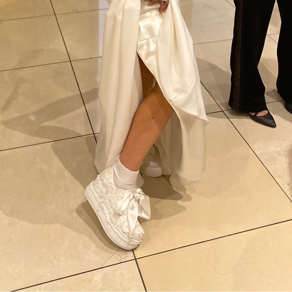 Simple - Classy - Wedding dress - light weight- Size 6 - Dry-cleaned - Picture 6 of 10